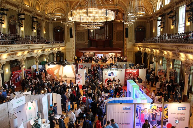 Die Ausbildungsbörse in der Stadthalle ist durch zahlreiche SchülerInnen gut besucht.