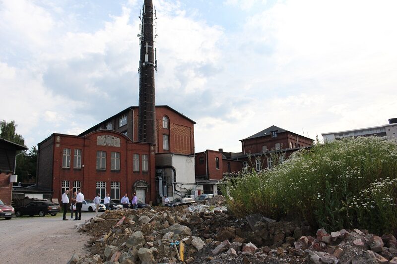 Die Wohnen-Gruppe besichtigt eine alte Fabrik in Langerfeld.