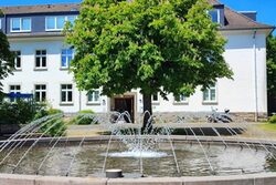 Springbrunnen vor dem Gebäude der Wirtschaftsförderung