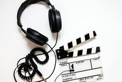 Kopfhörer und Filmklappe