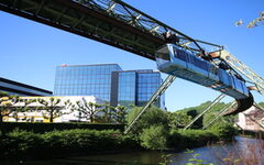 Die Schwebebahn fährt am Bayer-Werk vorbei