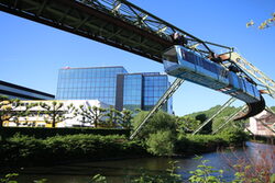 Die Schwebebahn fährt am Bayer-Werk vorbei.