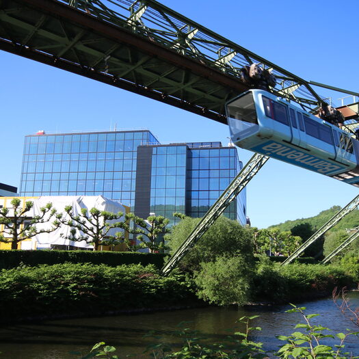 Die Schwebebahn fährt am Bayer-Werk vorbei.