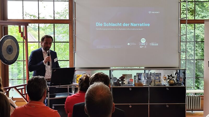 Lars Niggemann von Prevency hält einen Vortrag