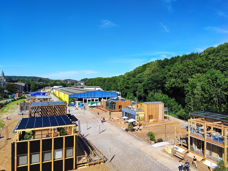 Blick von oben über die Musterhäuser des Solar Decathlons in Wuppertal.