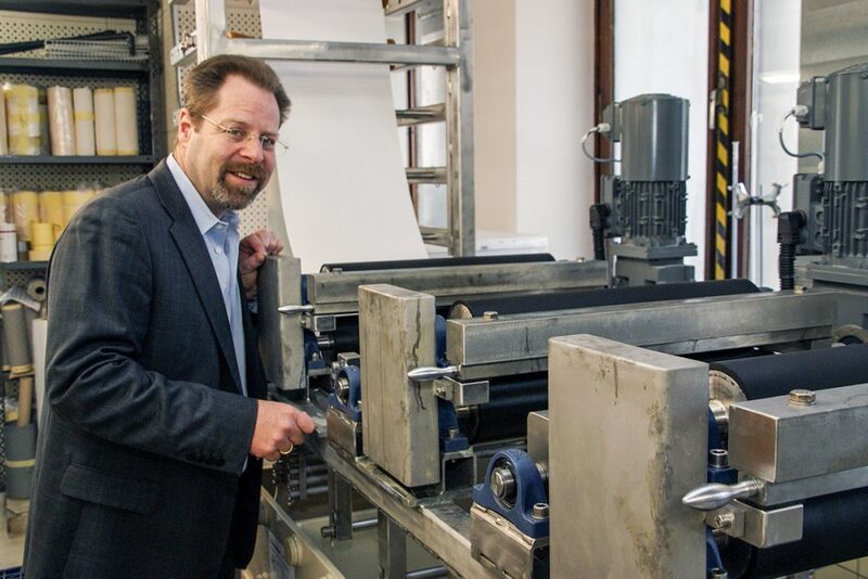 Dirk Sachsenröder an einer Produktionsmaschine im Innovationslabor.