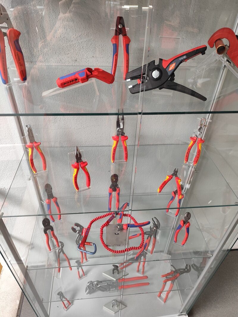 Knipex-Zangen in einer Vitrine.