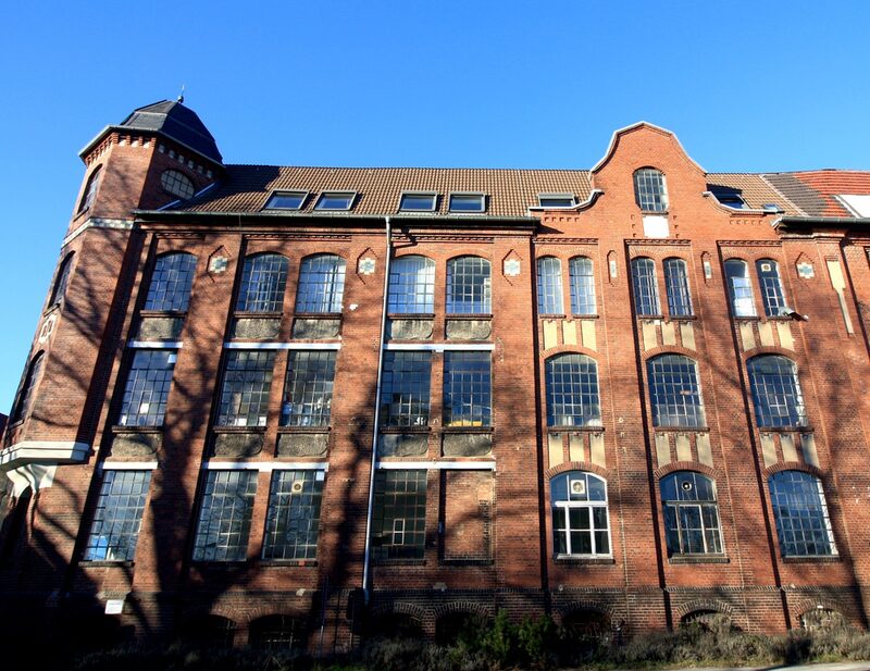 Das Backsteingebäude der Alten Knopffabrik.