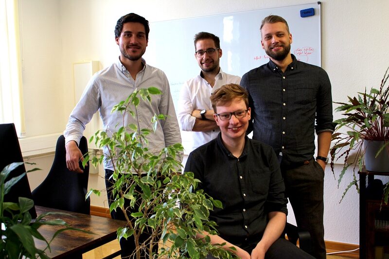 DIe drei Gründer der Athenata GmbH mit ihrem ersten Mitarbeiter.