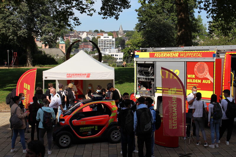 Die Feuerwehr erklärt Jugendlichen ihr Einsatzfahrzeug