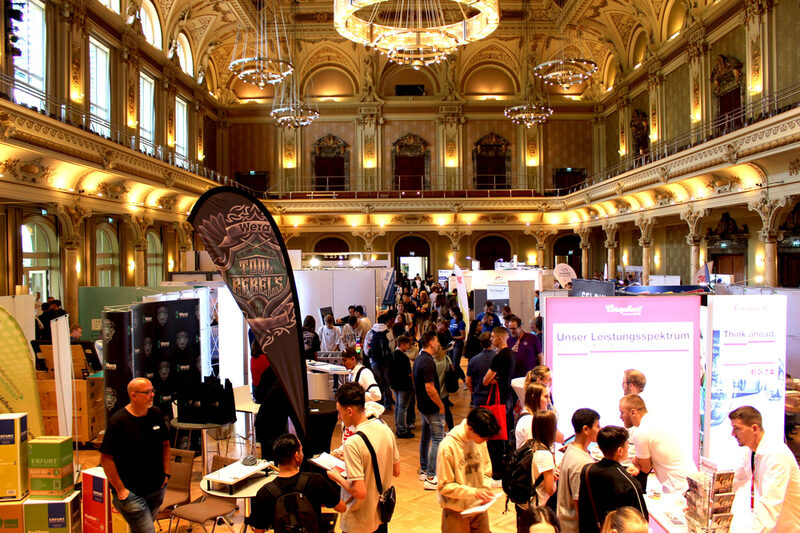 Blick in den Großen Saal der Stadthalle mit den Ausstellern der Ausbildungsbörse.