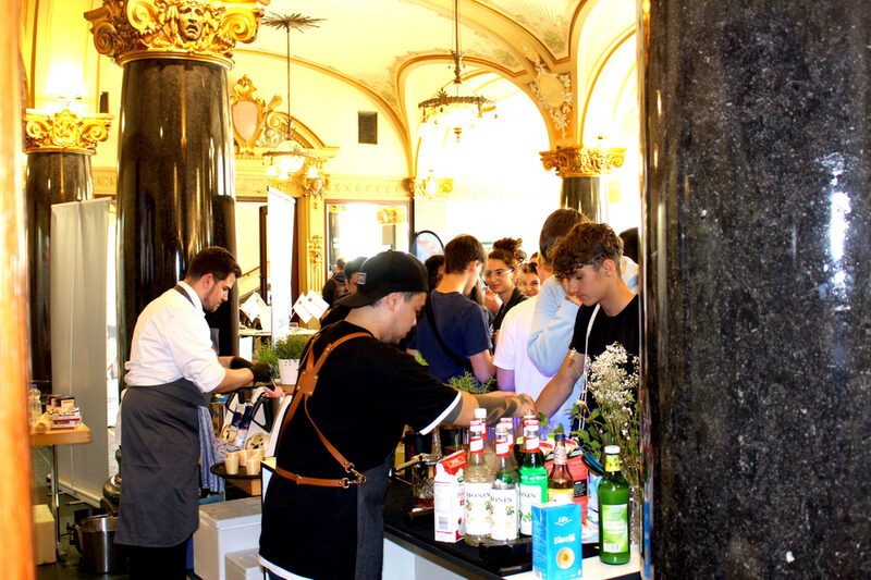 Der DEHOGA hat eine Bar in der Stadthalle aufgebaut, an der Azubis Drinks mixen.