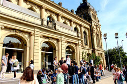 Schüler vor der Stadthalle