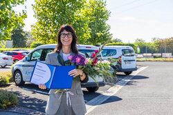 Jana Winterberg zeigt ihre Ehrenurkunde