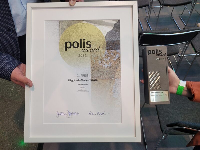 Der polis AWARD als Aufsteller und Urkunde.