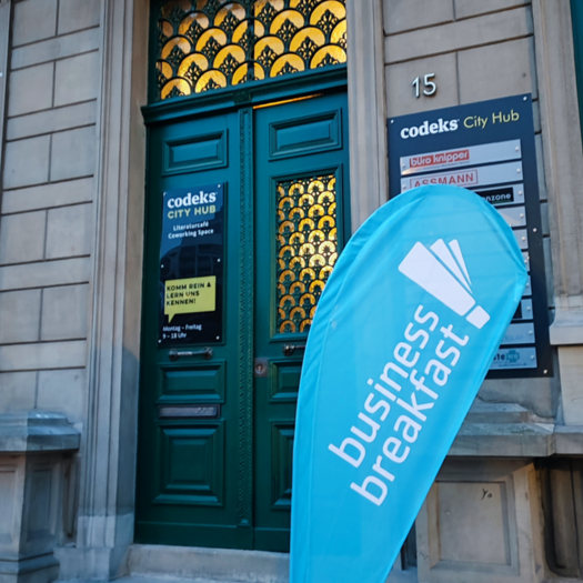 Business Breakfast Beachflag vor dem Eingang zum Codeks City Hub