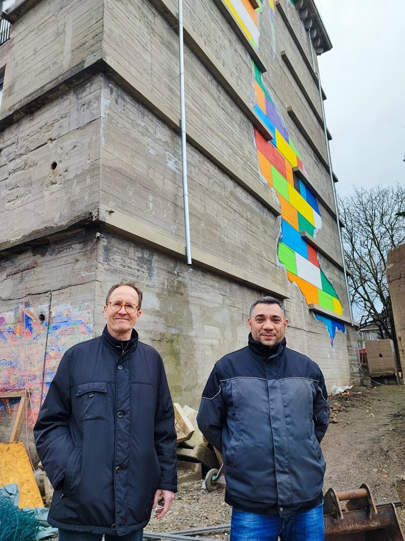 Alexander Buckardt von der Wirtschaftsförderung mit Investor Antonio Pinca vor dem Bunker.