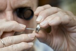 Juwelier Rehermann untersucht einen Silberring.