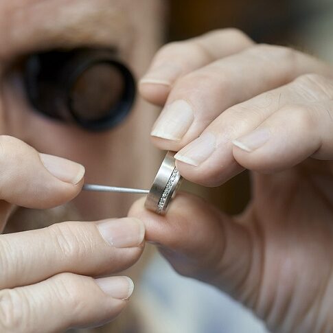 Juwelier Rehermann untersucht einen Silberring.