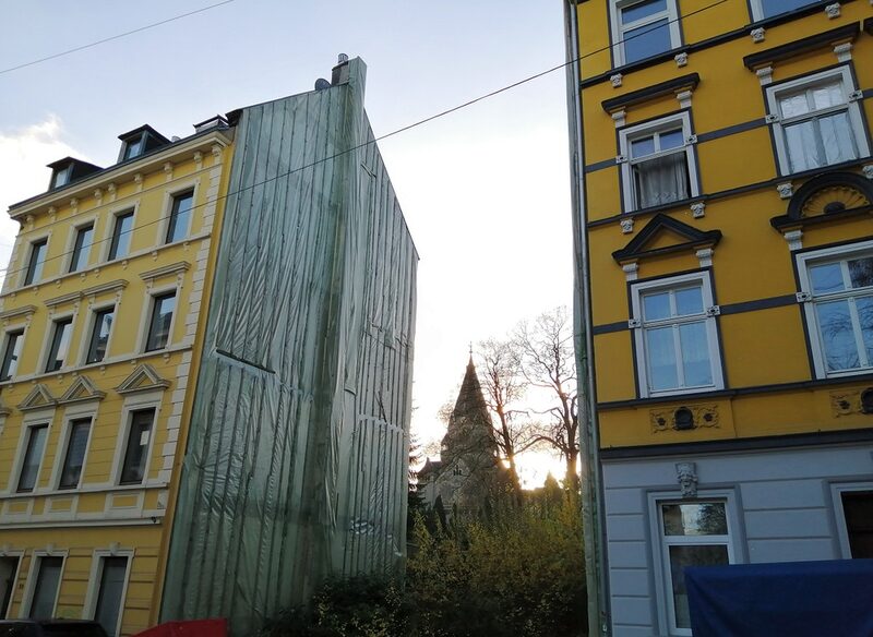 Baulücke zwischen zwei Mehrfamilienhäusern