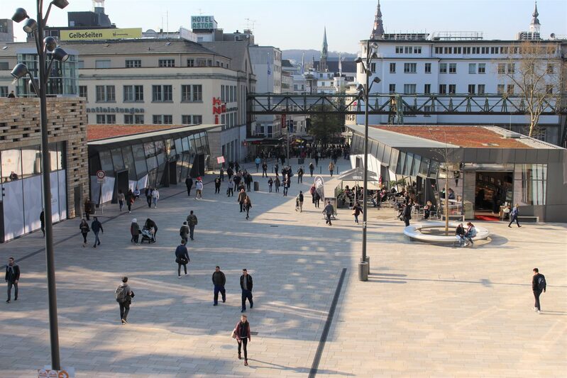 Blick von oben auf den neuen Platz vor dem Hauptbahnhof Elberfeld.