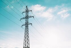 Strommast mit Leitungen