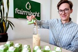 Dimitri Petersen von fairmischt beim Mixen eines Haferdrinks