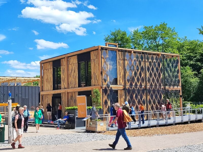 Besucher auf dem Solar Campus.