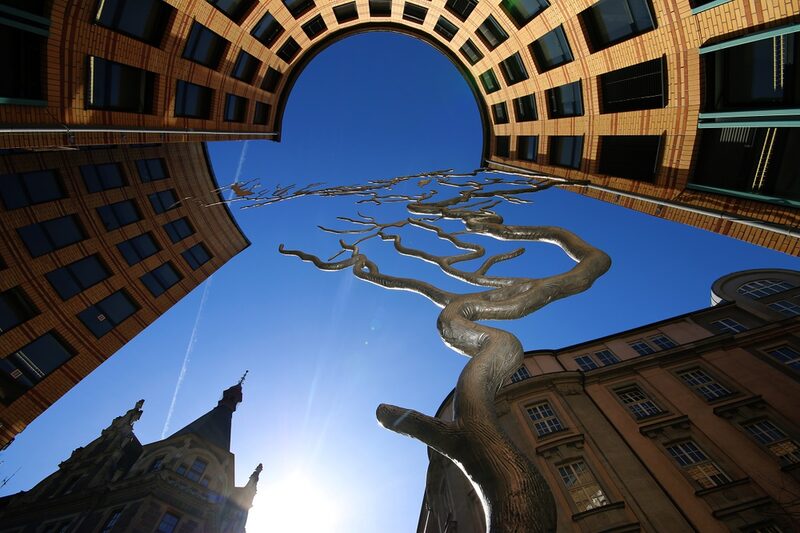 Gebäude ragen in den blauen Himmel