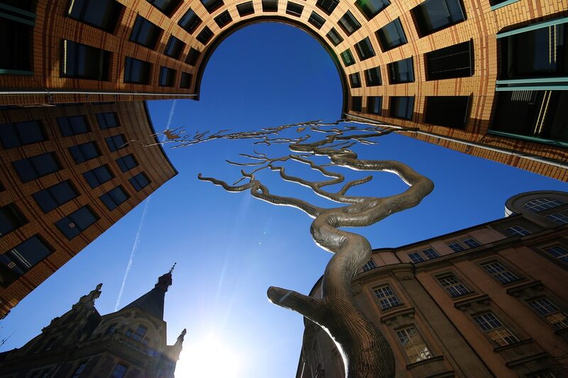 Gebäude ragen in den blauen Himmel