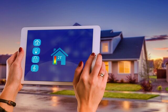 Auf einem Tablet wird der Energieverbrauch eines hauses angezeigt