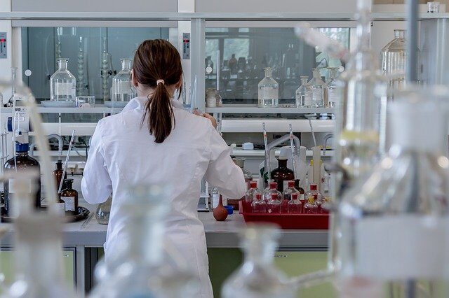 Forscherin im Chemie-Labor