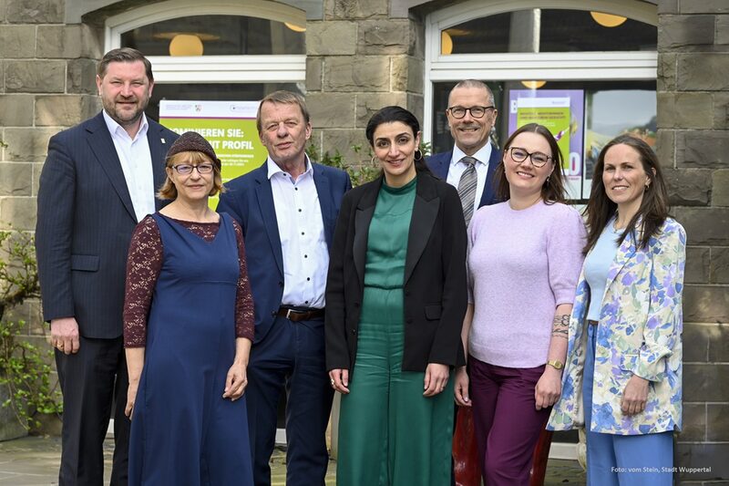 Die drei Bergischen Oberbürgermeister mit den Gewinnerinnen des Wettbewerbs Frauen mit Profil 2025.