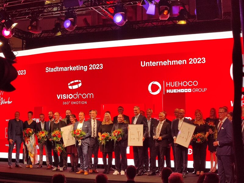 Gruppenfoto der Preisträger des WIrtschaftspreises, Laudatoren und Moderatoren