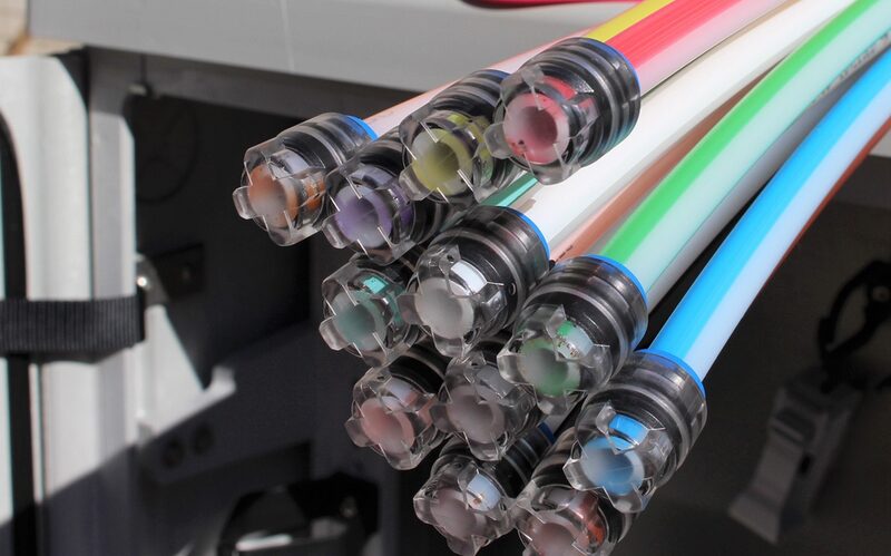 Ein Bündel bunter Glasfaserleitungen