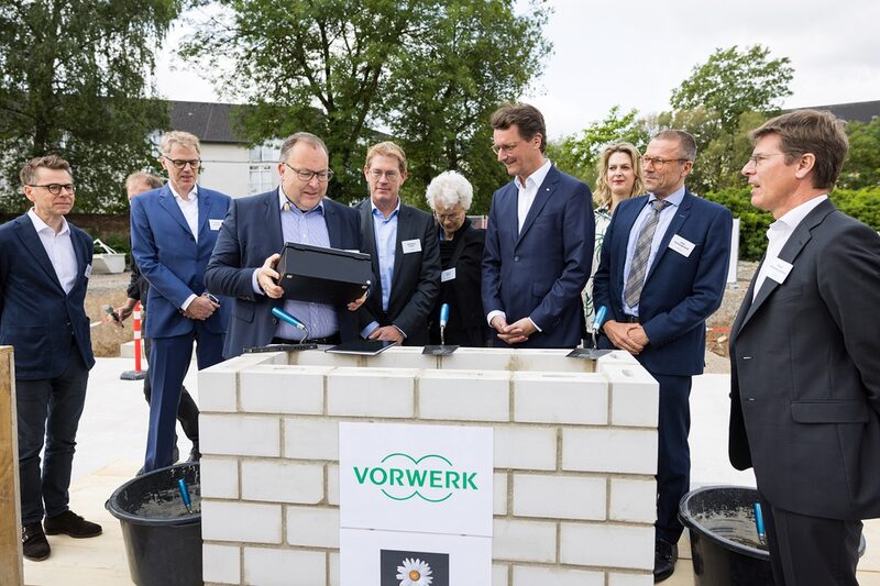 Symbolische Grundsteinlegung mit NRW-Ministerpräsident Wüst, Oberbürgermeister Schneidewind und Unternehmensvertretern..