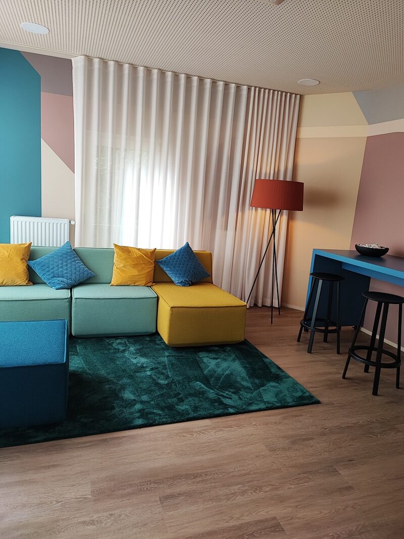 Frische Farbe und neues Mobiliar für das Kundencenter.