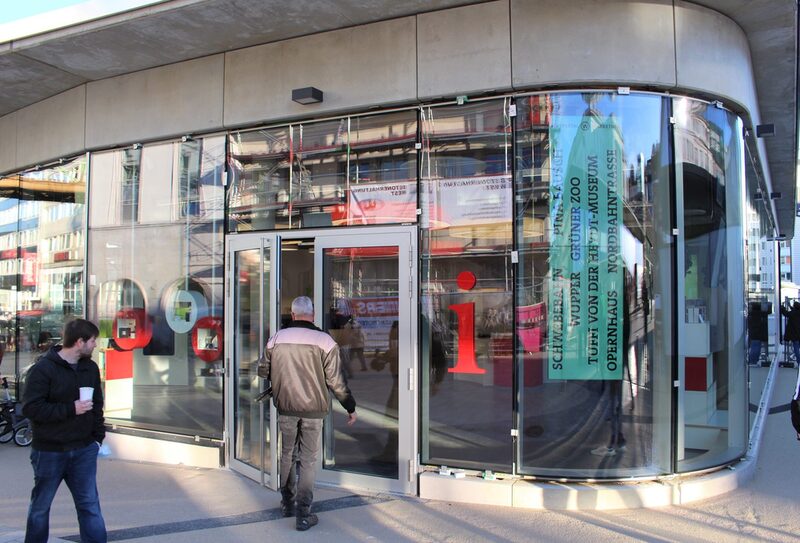 Der neue Info-Pavillon vom Wuppertal Marketing mit großer Glasfront.