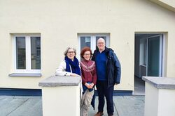 Architektin Susann Köhler mit dem Investoren-Ehepaar Sabine Tunnat-Seidel und Ralf Seidel auf der Dachterrasse.