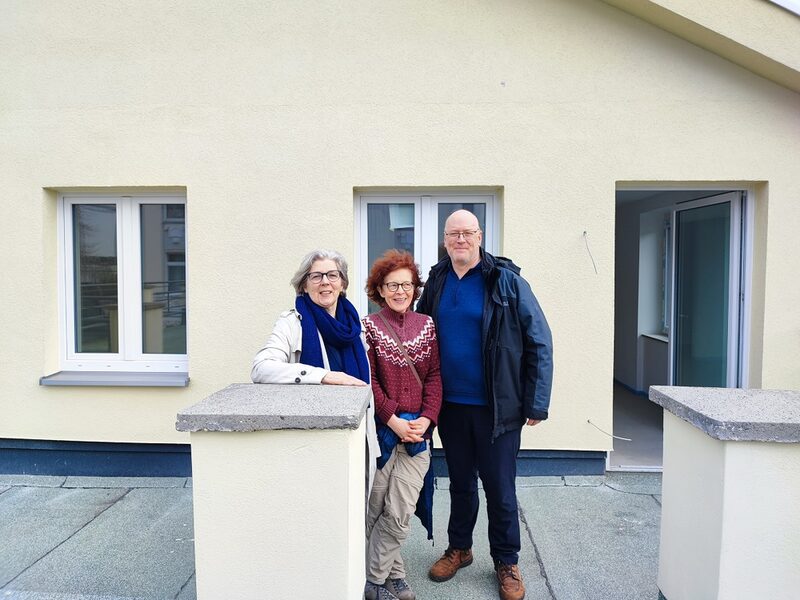 Architektin Susann Köhler mit dem Investoren-Ehepaar Sabine Tunnat-Seidel und Ralf Seidel auf der Dachterrasse.