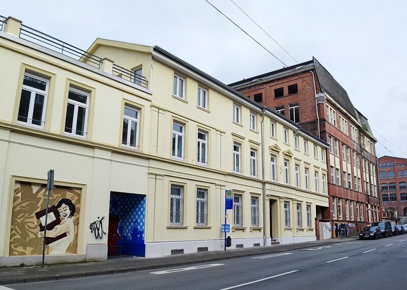 Blick von der Straße Schwarzbach auf die Villa Luhns.