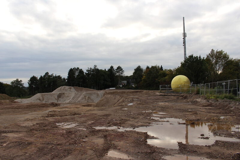 Die Fläche für den neuen Smart Tec Campus. Das Bestandsgebäude der Bergischen Sonne ist verschwunden.
