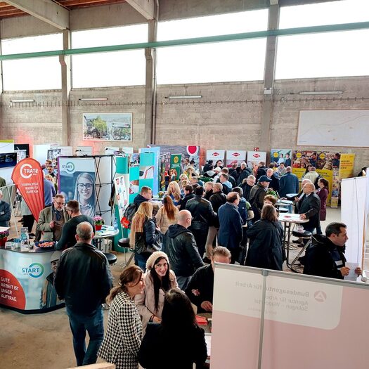 Besucher und Aussteller bei der Job-Initiative 2023