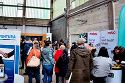 Interessierte Besucher am Stand des Unternehmens Metaq.