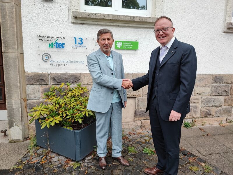 Händeschütteln zwischen dem ukrainischen Unternehmer und dem Vorstand der Wirtschaftsförderung Wuppertal.