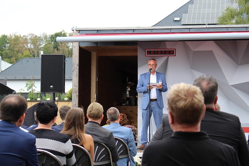 Leister-Geschäftsführer Andreas Celler hält eine Rede auf der Bühne.