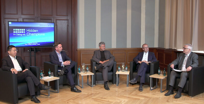 Diskussionssrunde mit Wuppertaler und chinesischen Unternehmern.