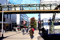 Passanten auf der Fußgängerbrücke vom Hauptbahnhof in die City