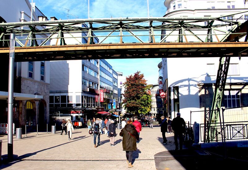 Passanten auf der Fußgängerbrücke vom Hauptbahnhof in die City