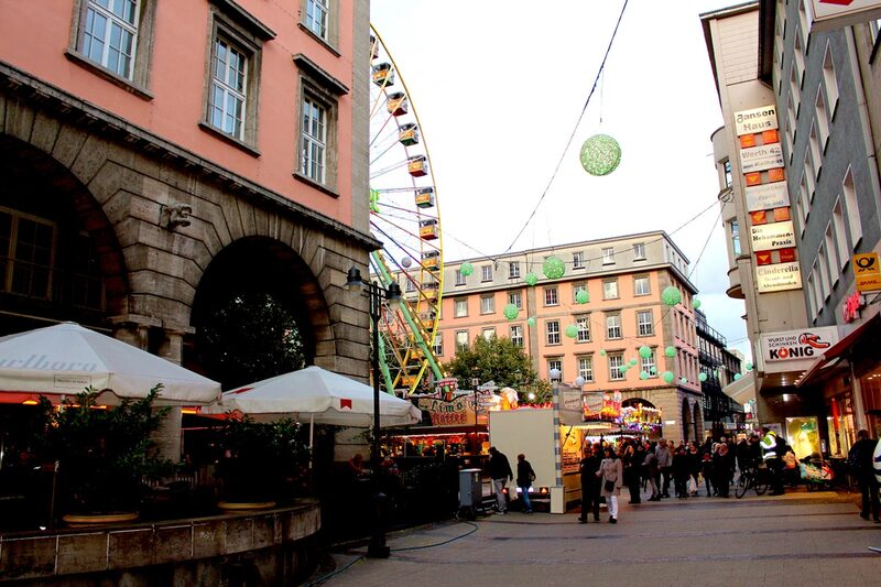 Besucher auf der Licherzauber-Kirmes in Barmen
